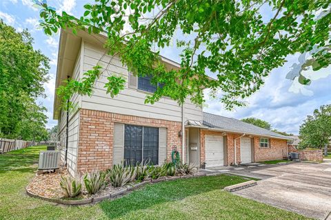 Photo of 17103 Blackhawk Boulevard, Friendswood, TX 77546 (MLS # 95934462)