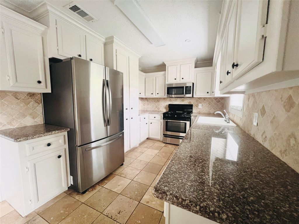 Photo of 1910 Huge Oaks Street, Houston, TX 77055 (MLS # 10202400)