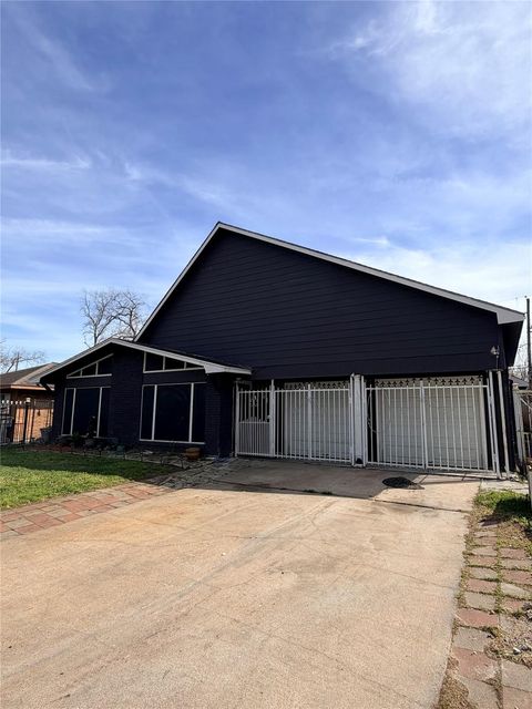 Photo of 618 Sulphur Street, Houston, TX 77034 (MLS # 63147352)