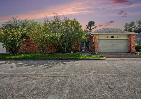 Tiny photo for 16810 Finewood Way, Houston, TX 77058 (MLS # 68405602)