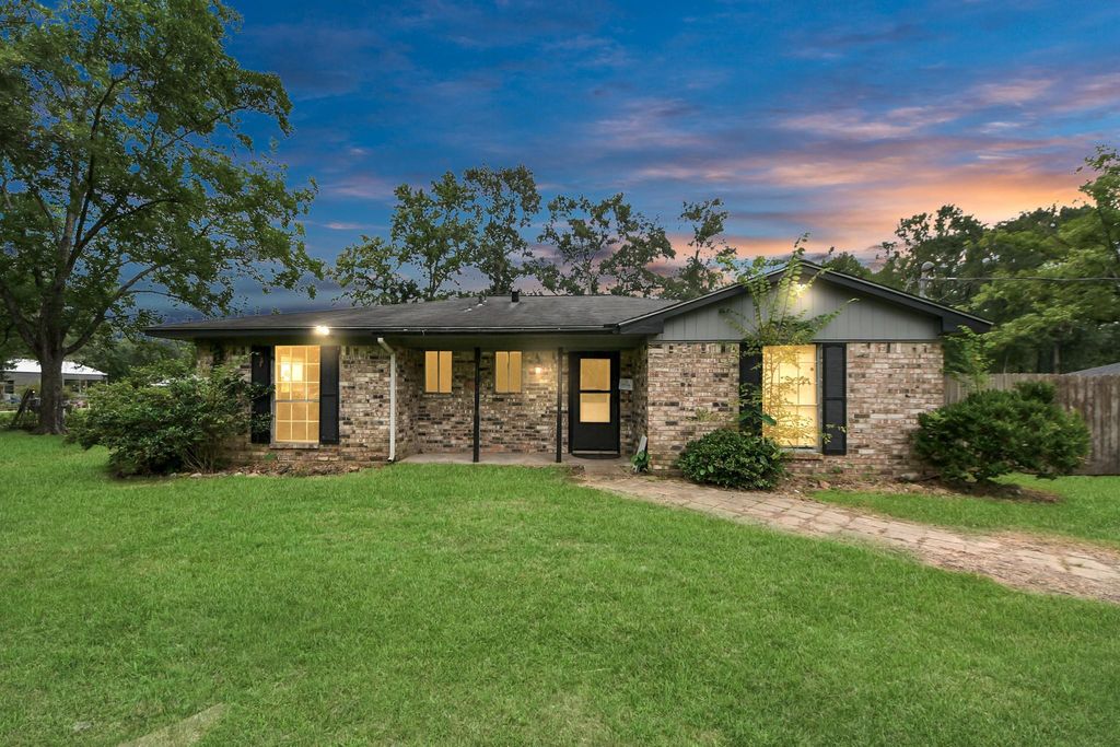 Photo of 339 Linnwood Drive, Woodbranch, TX 77357 (MLS # 43114569)