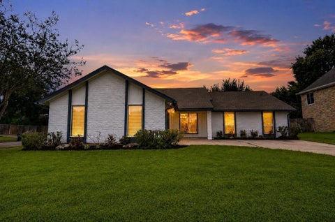Photo of 2903 Pepperwood DR, Sugar Land, TX 77479 (MLS # 59464917)