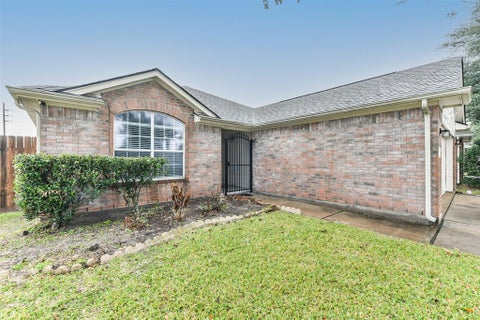 Photo of 8322 Kingsbridge Meadow Drive, Houston, TX 77083 (MLS # 29942077)