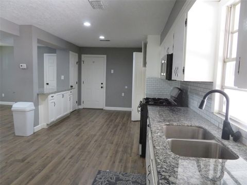 Photo of 402 S 72nd Street, Houston, TX 77011 (MLS # 96820702)