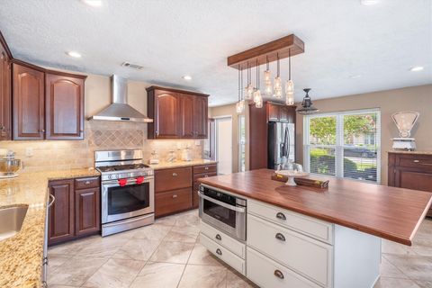 Photo of 10935 Rosewood Court, La Porte, TX 77571 (MLS # 96999380) Photo of 10935 Rosewood Court, La Porte, TX 77571 (MLS # 96999380)