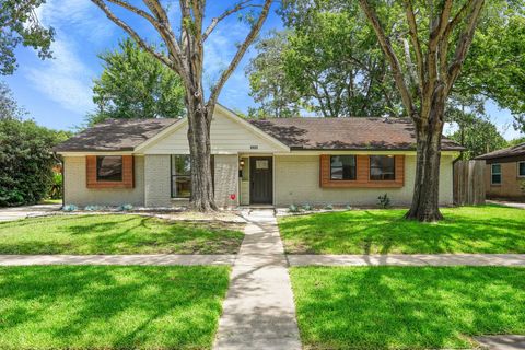 Photo of 5522 Braesvalley Drive, Houston, TX 77096 (MLS # 21223925)
