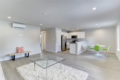 Photo of 645 E 11th 1/2 Street #5, Houston, TX 77008 (MLS # 73037338)