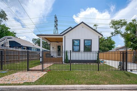 Photo of 2714 Hardy Street, Houston, TX 77009 (MLS # 89595515)