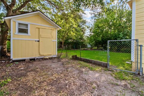 Tiny photo for 605 Pearl Street, Baytown, TX 77520 (MLS # 10478319)