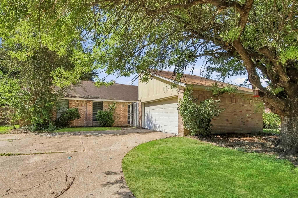 Photo of 8807 Lakeside Forest Drive, Houston, TX 77088 (MLS # 43610447)