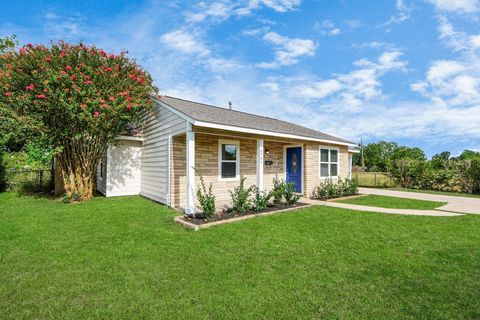 Photo of 8746 Delilah Street, Houston, TX 77033 (MLS # 34443002) Photo of 8746 Delilah Street, Houston, TX 77033 (MLS # 34443002)