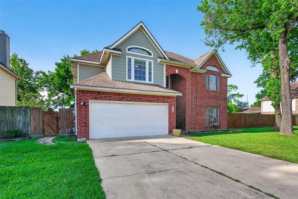 Photo of 915 Highland Woods Drive, Highlands, TX 77562 (MLS # 32579594)