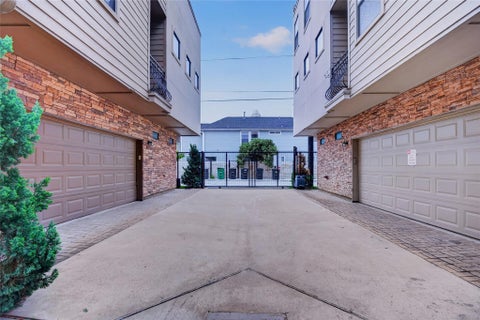 Homes For Sale - 1420 Wilson Street<br/> Houston, TX 77019