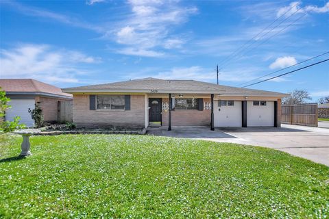 Photo of 2429 16th Ave N Ave, Texas City, TX 77590 (MLS # 46742800)