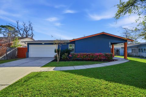 Photo of 1618 Antoine Drive, Houston, TX 77055 (MLS # 84740253)