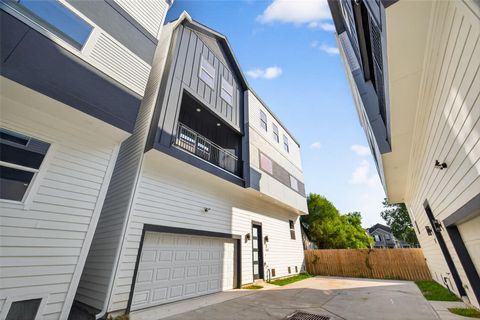 Photo of 1122 W 16th Street #C, Houston, TX 77008 (MLS # 28617677)