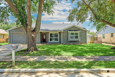 Photo of 12126 Meadowhollow Drive, Stafford, TX 77477 (MLS # 45826238)