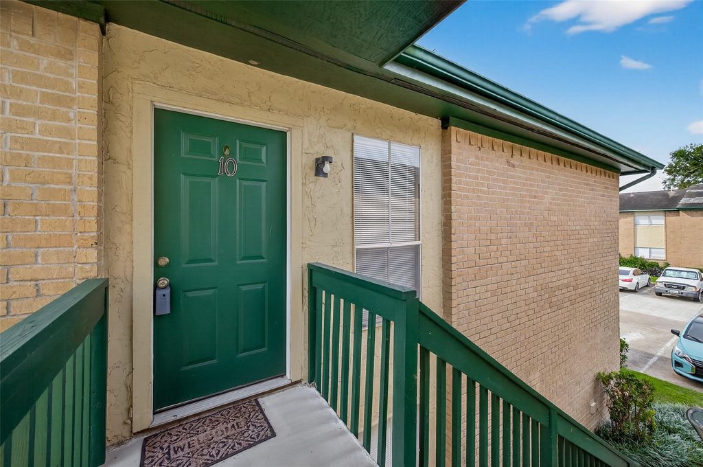 Photo of 1516 Bay Area Boulevard #H10, Houston, TX 77058 (MLS # 8999521)