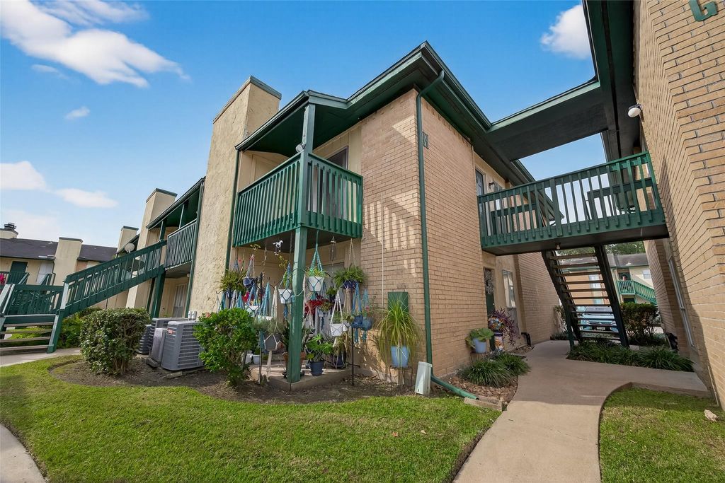 Photo of 1516 Bay Area Boulevard #H10, Houston, TX 77058 (MLS # 8999521)