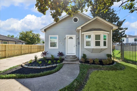 Photo of 202 E 34th Street, Houston, TX 77018 (MLS # 83193430)