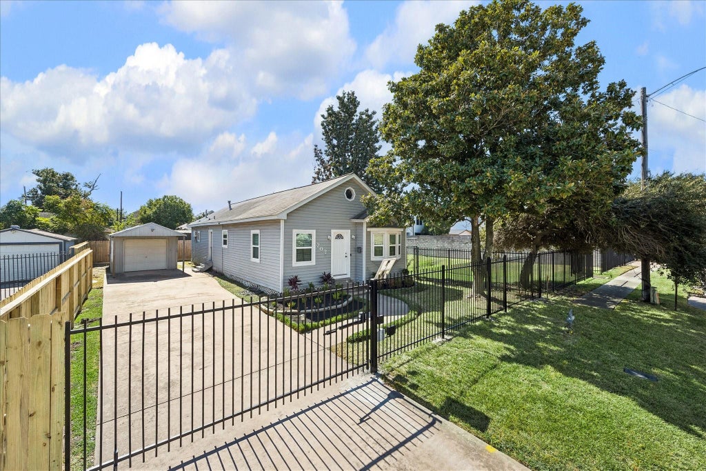 Photo of 202 E 34th Street, Houston, TX 77018 (MLS # 83193430)
