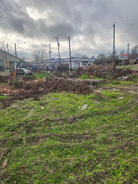 Photo of 1068 Granville Street, Houston, TX 77091 (MLS # 12104610)