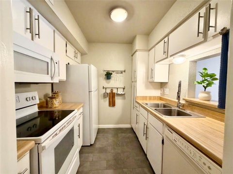 Condo For Sale - 4639 Wild Indigo Street #463<br/> Houston, TX 77027