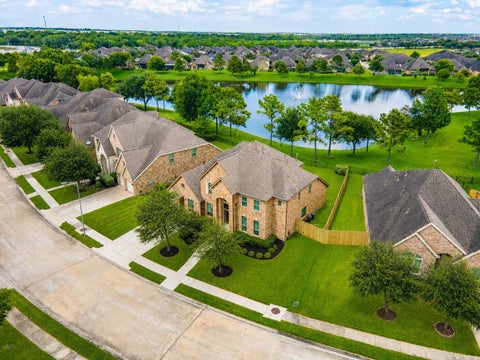 Homes For Sale - 1915 Cayman Bend Lane<br/> Pearland, TX 77584