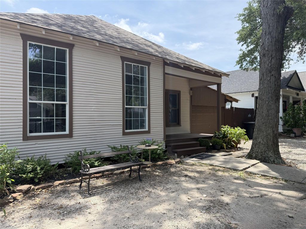 Photo of 1418 Yale Street, Houston, TX 77008 (MLS # 52563894)