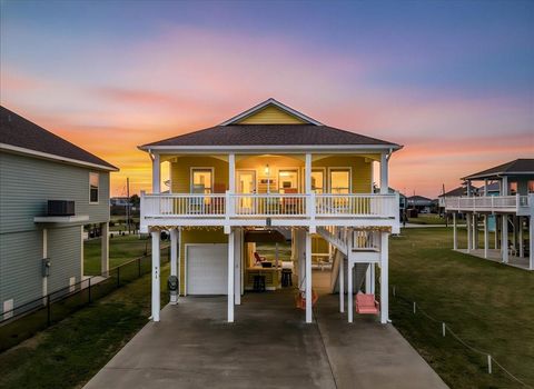Photo of 931 Tidelands Drive, Crystal Beach, TX 77650 (MLS # 82227871)