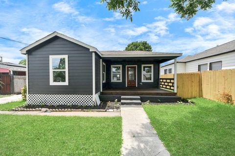 Photo of 1218 Des Jardines St Street #A, Houston, TX 77023 (MLS # 2236065)