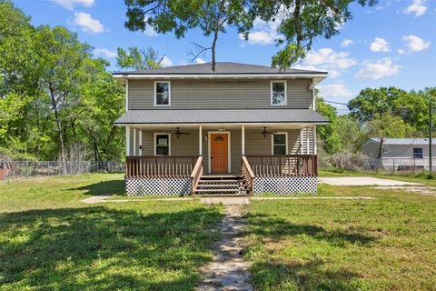 Homes For Sale - 108 County Road 4012<br/> Dayton, TX 77535