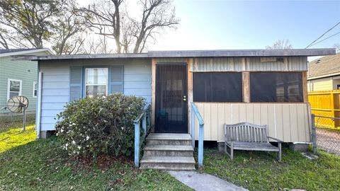 Photo of 8507 Prairie View Drive, Houston, TX 77088 (MLS # 21310226)