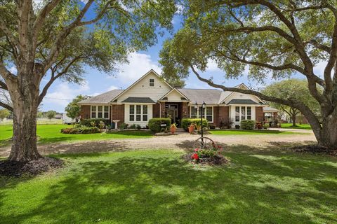 Photo of 428 Briar Creek Lane, Sealy, TX 77474 (MLS # 2019637)