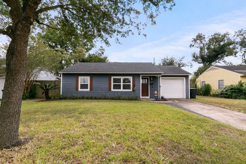 Photo of 6915 Jalna Street, Houston, TX 77055 (MLS # 40944334)