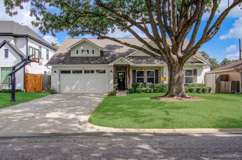 Photo of 1722 Chippendale Road, Houston, TX 77018 (MLS # 38695535)