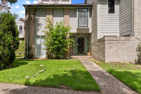 Photo of 668 N Eldridge Parkway, Houston, TX 77079 (MLS # 71435224)