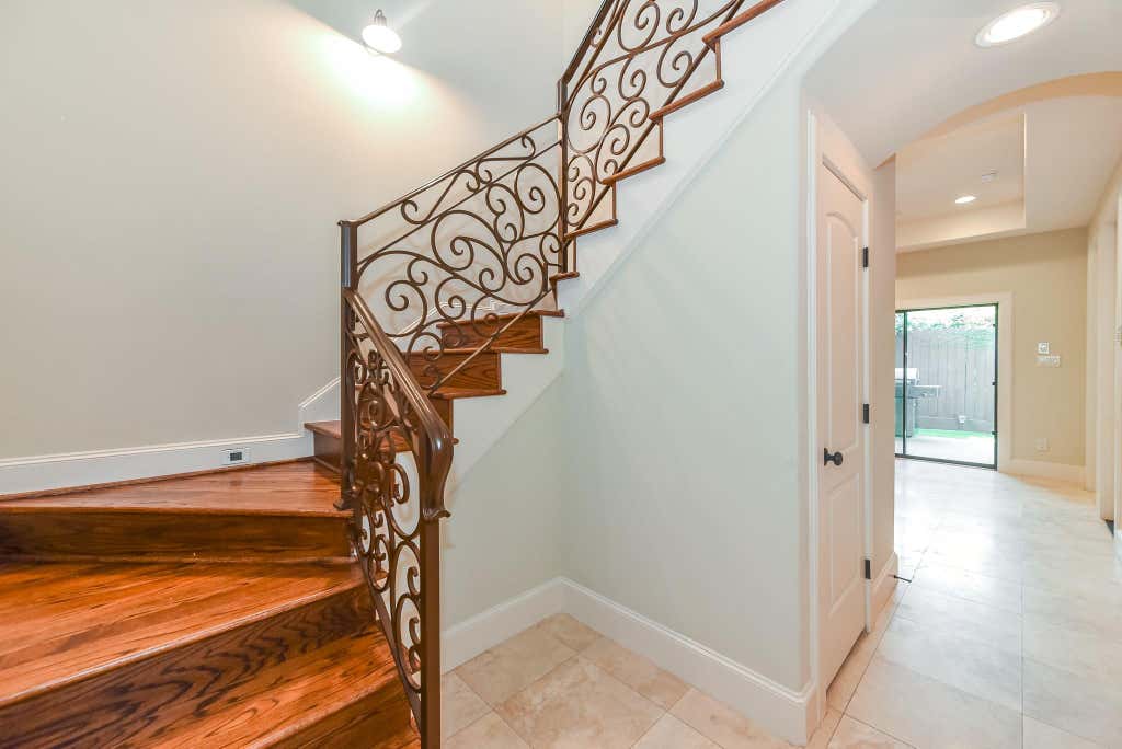 Photo of 2048 W Main Street, Houston, TX 77098 (MLS # 97855404)