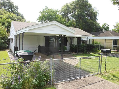 Photo of 1606 Walton Street, Houston, TX 77009 (MLS # 90450126)