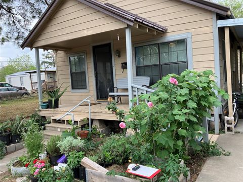 Photo of 1010 Harlem St, El Campo, TX 77437 (MLS # 61696042)