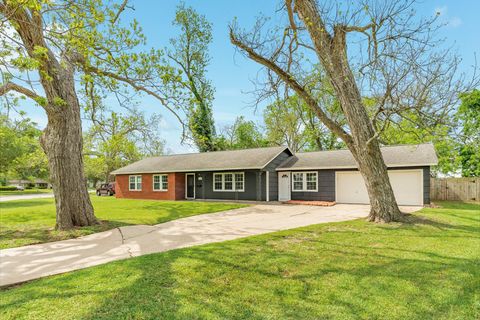 Photo of 211 Oak Drive, Lake Jackson, TX 77566 (MLS # 47543493)