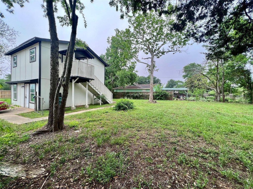 Photo of 207 S Avenue A St #B, Willis, TX 77378 (MLS # 87905762)