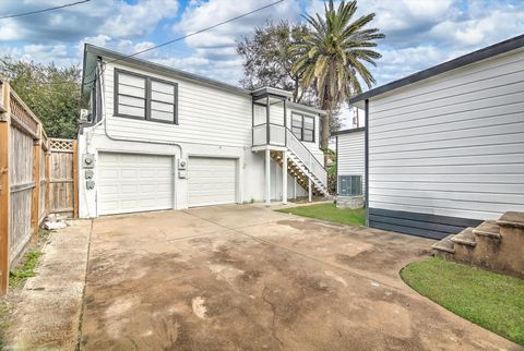 Photo of 4006 Avenue R 1/2 Rear, Galveston, TX 77550 (MLS # 19100288)