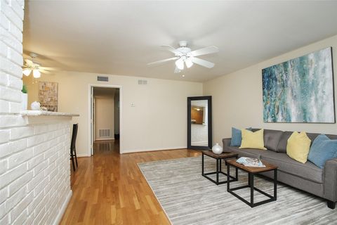 Photo of 2208 Morse St #4, Houston, TX 77019 (MLS # 60931593)