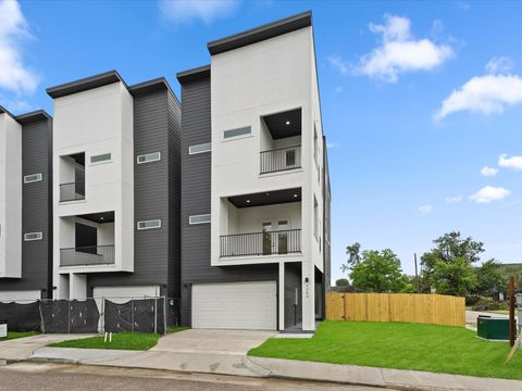 Photo of 1264 Finnigan Street, Houston, TX 77020 (MLS # 42106306)