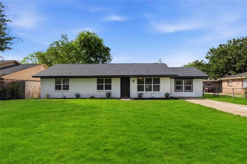 Photo of 9723 Oldcrest Drive, Stafford, TX 77477 (MLS # 17544537)