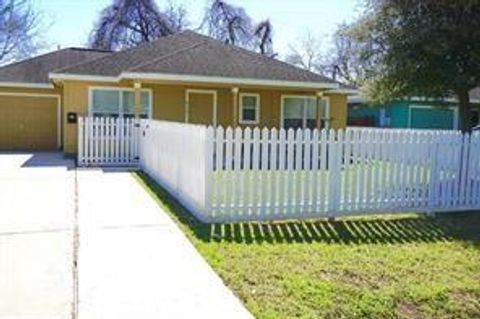 Photo of 412 E 40th 1/2 Street, Houston, TX 77018 (MLS # 13998895)