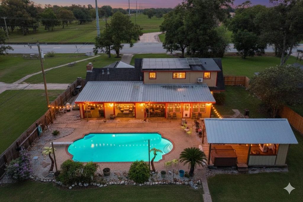 Photo of 900 W Mulberry Street, Angleton, TX 77515 (MLS # 20342306)