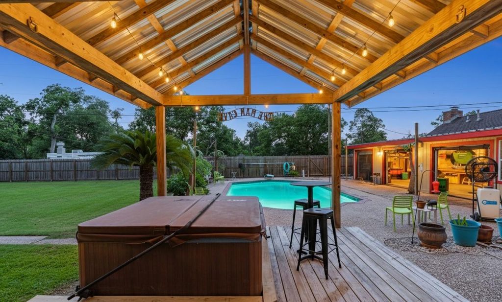 Photo of 900 W Mulberry Street, Angleton, TX 77515 (MLS # 20342306)