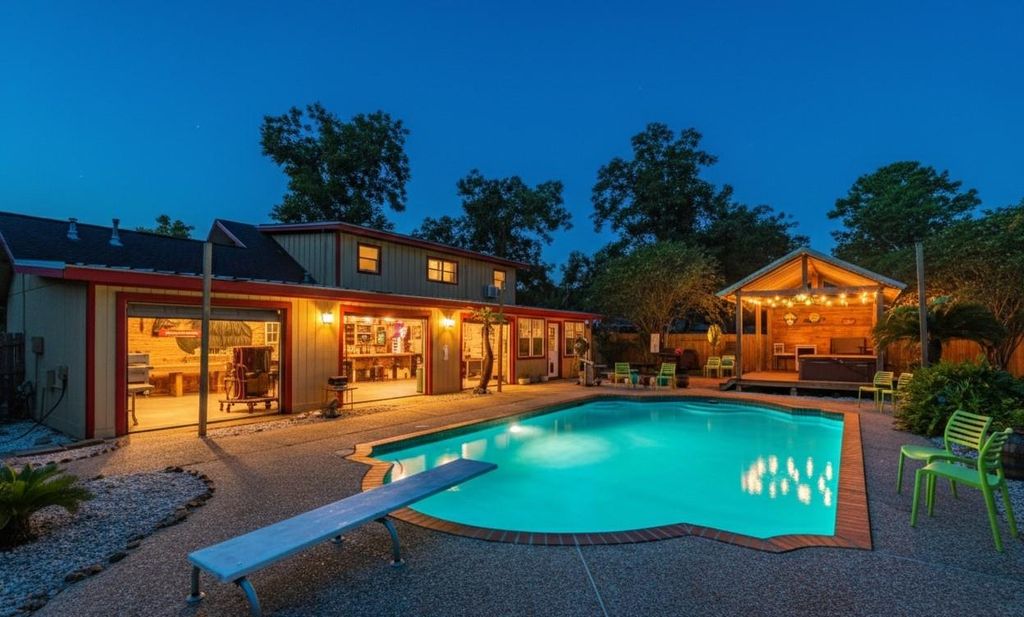 Photo of 900 W Mulberry Street, Angleton, TX 77515 (MLS # 20342306)